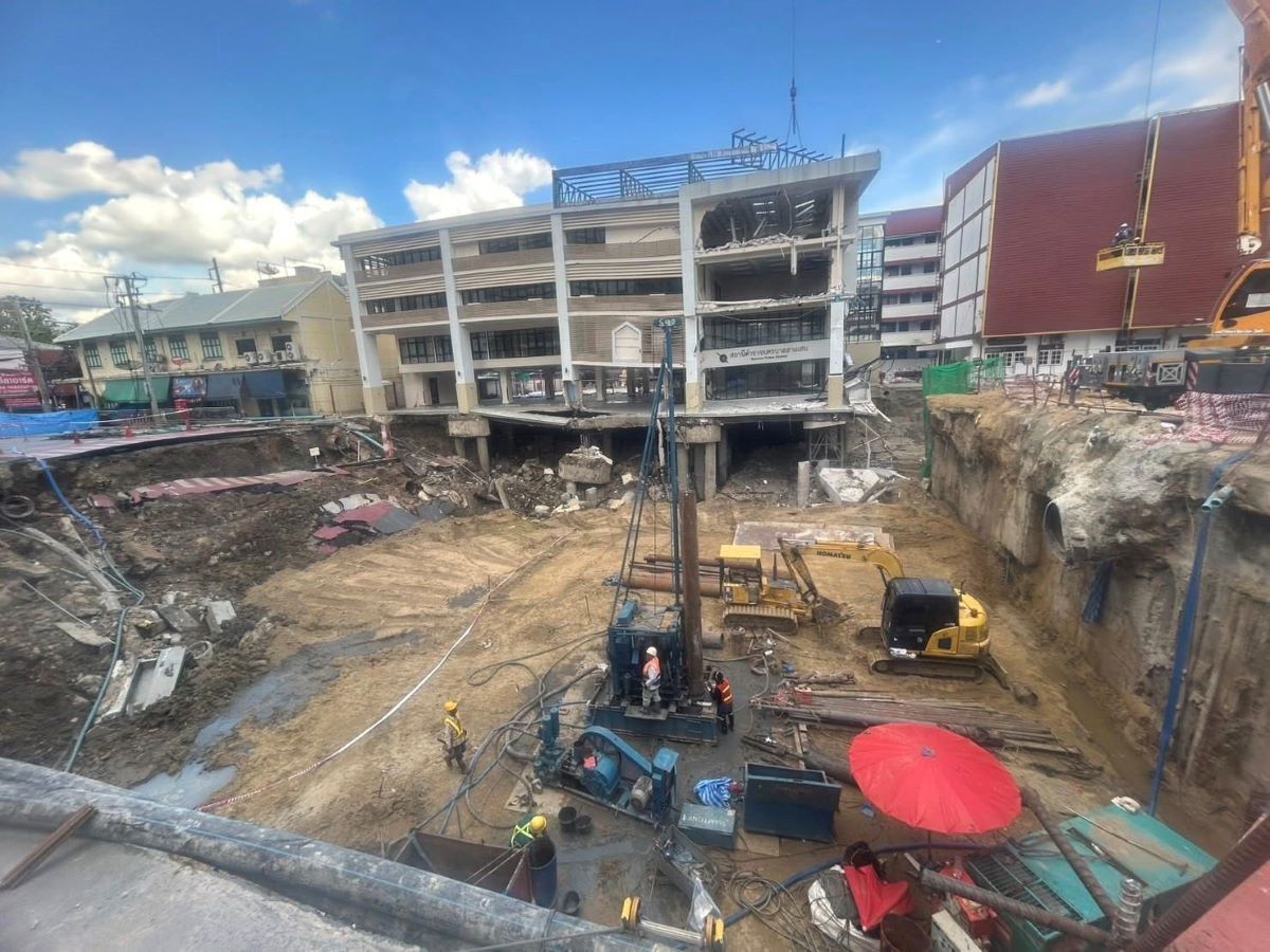 Samsen Road sinkhole repairs delayed as police station demolition begins | Thaiger