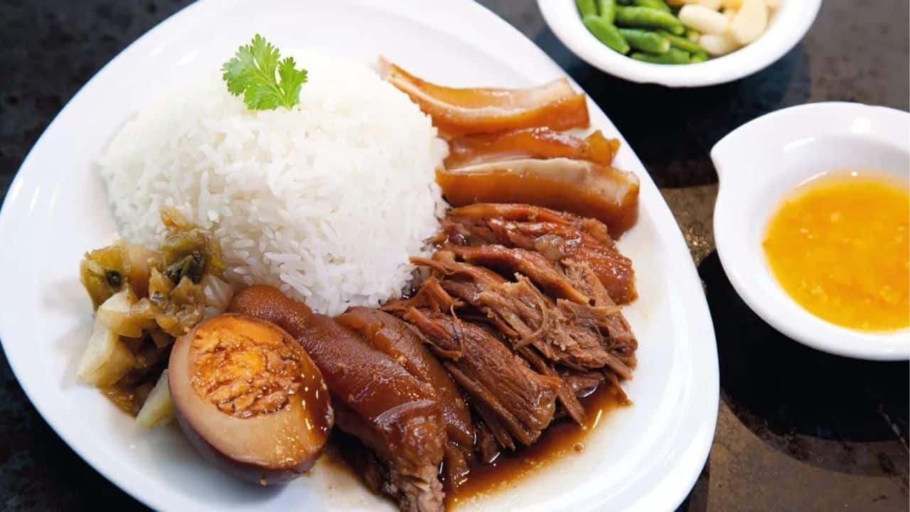 Braised pork leg on rice | Photo taken from the Cheewajit website