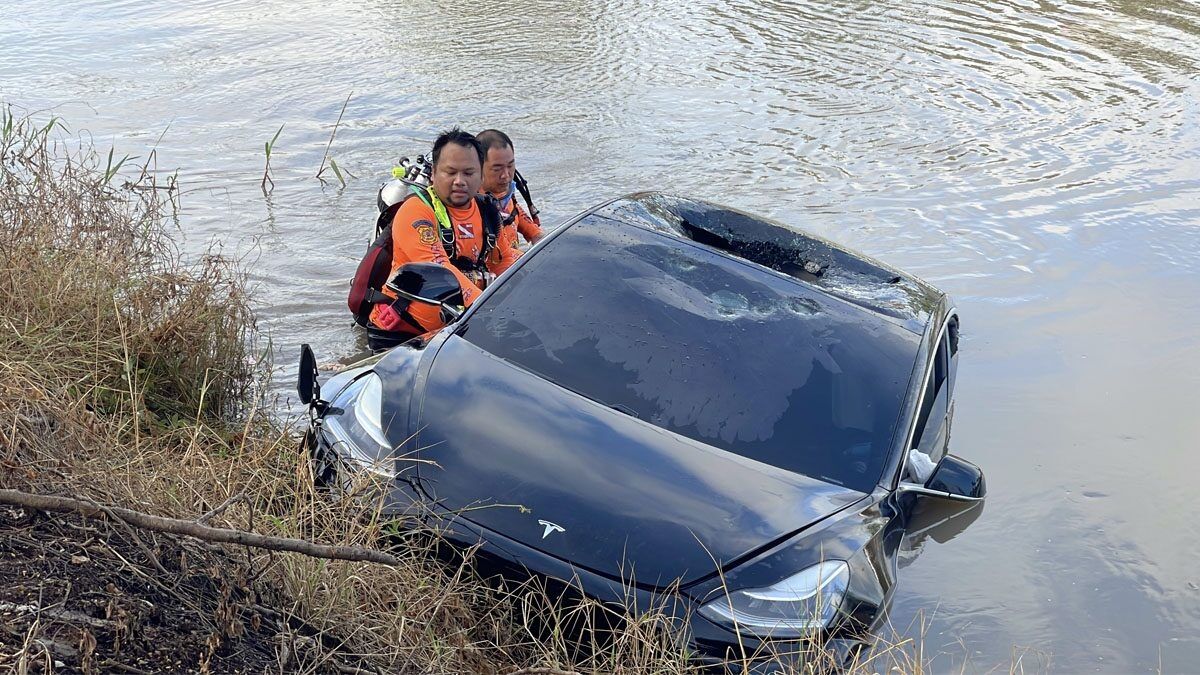 Driver dies as Tesla plunges into canal in Pathum Thani | News by Thaiger
