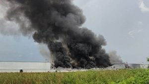 Warehouse fire in Pathum Thani destroys six buildings, 50m damage | Thaiger