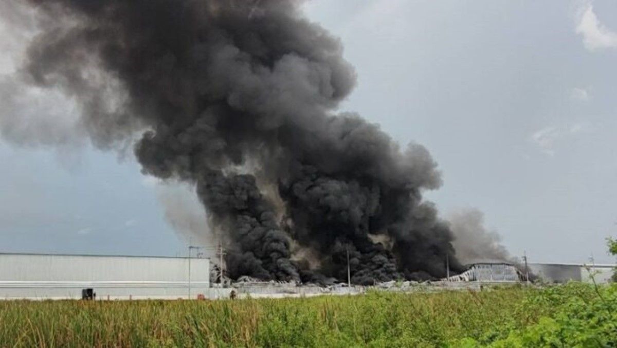 Warehouse fire in Pathum Thani destroys six buildings, 50m damage | Thaiger