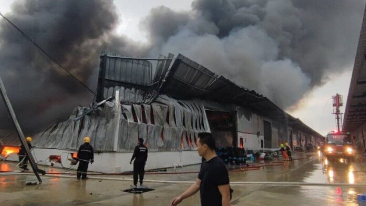 Warehouse fire in Pathum Thani destroys six buildings, 50m damage | News by Thaiger