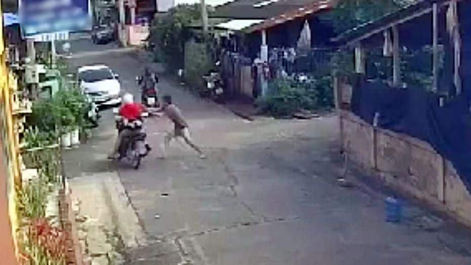 Pervert on a bike stalks woman in Sri Racha neighbourhood | News by Thaiger