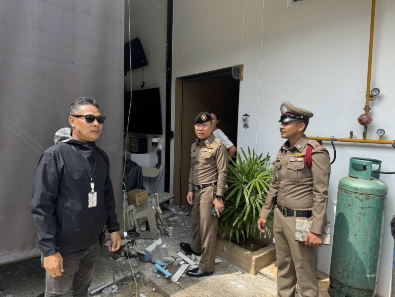 Phuket bus loses power, slams into car and shop on steep hill | News by Thaiger