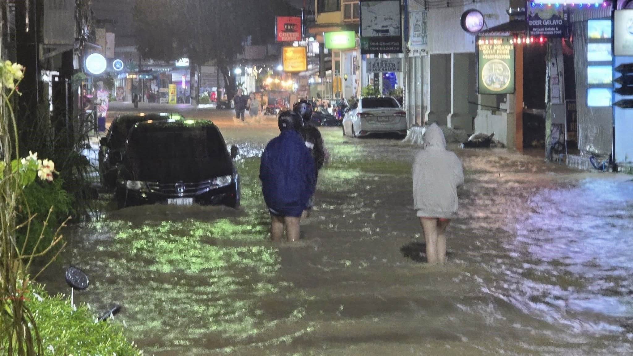 Phuket braces for floods as storm lashes Andaman coast | News by Thaiger