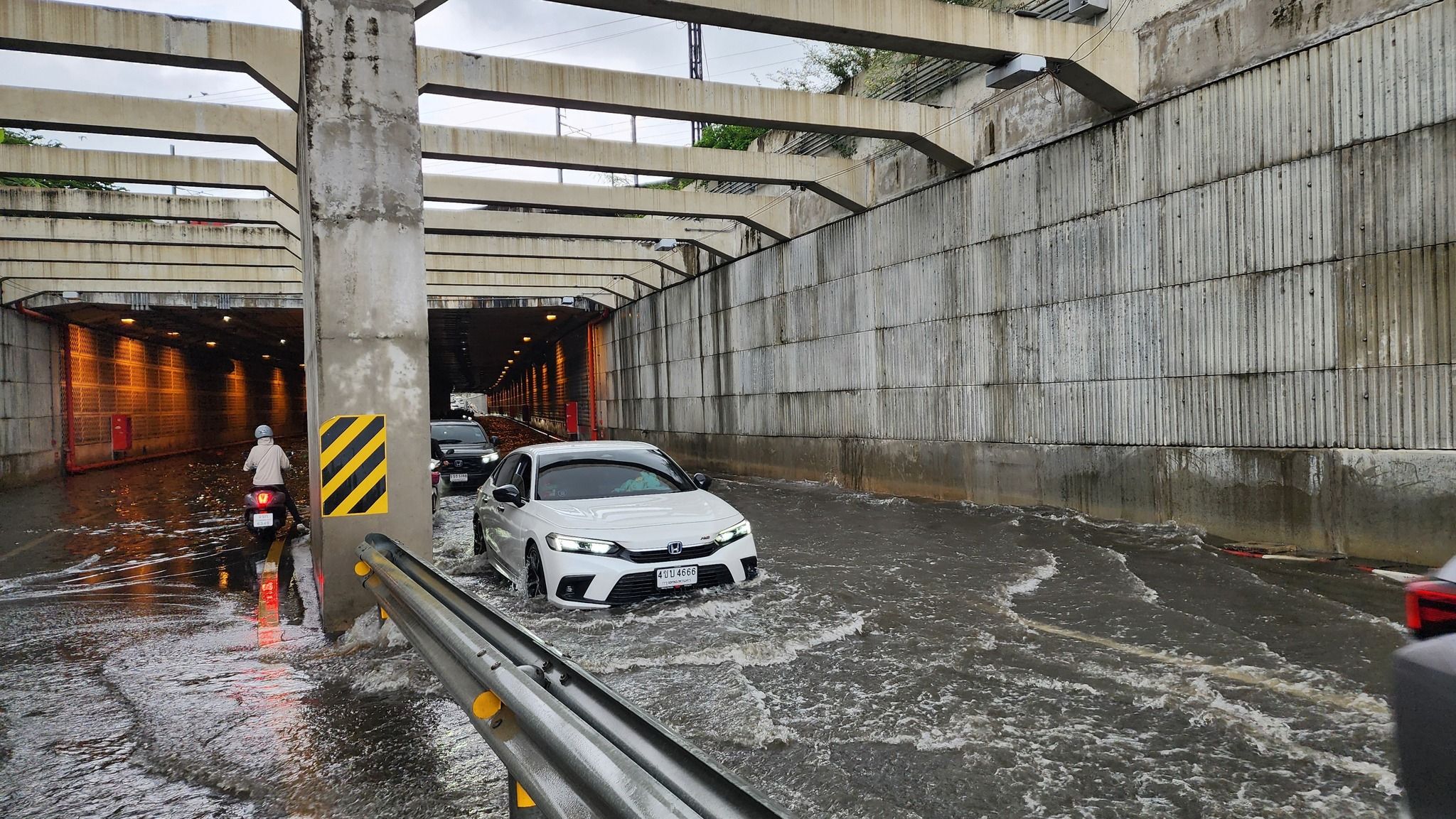 Bangkok battered by floods as cars stall on submerged roads | News by Thaiger