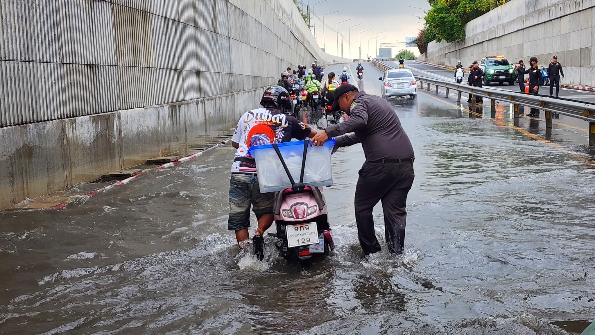 Bangkok battered by floods as cars stall on submerged roads | News by Thaiger
