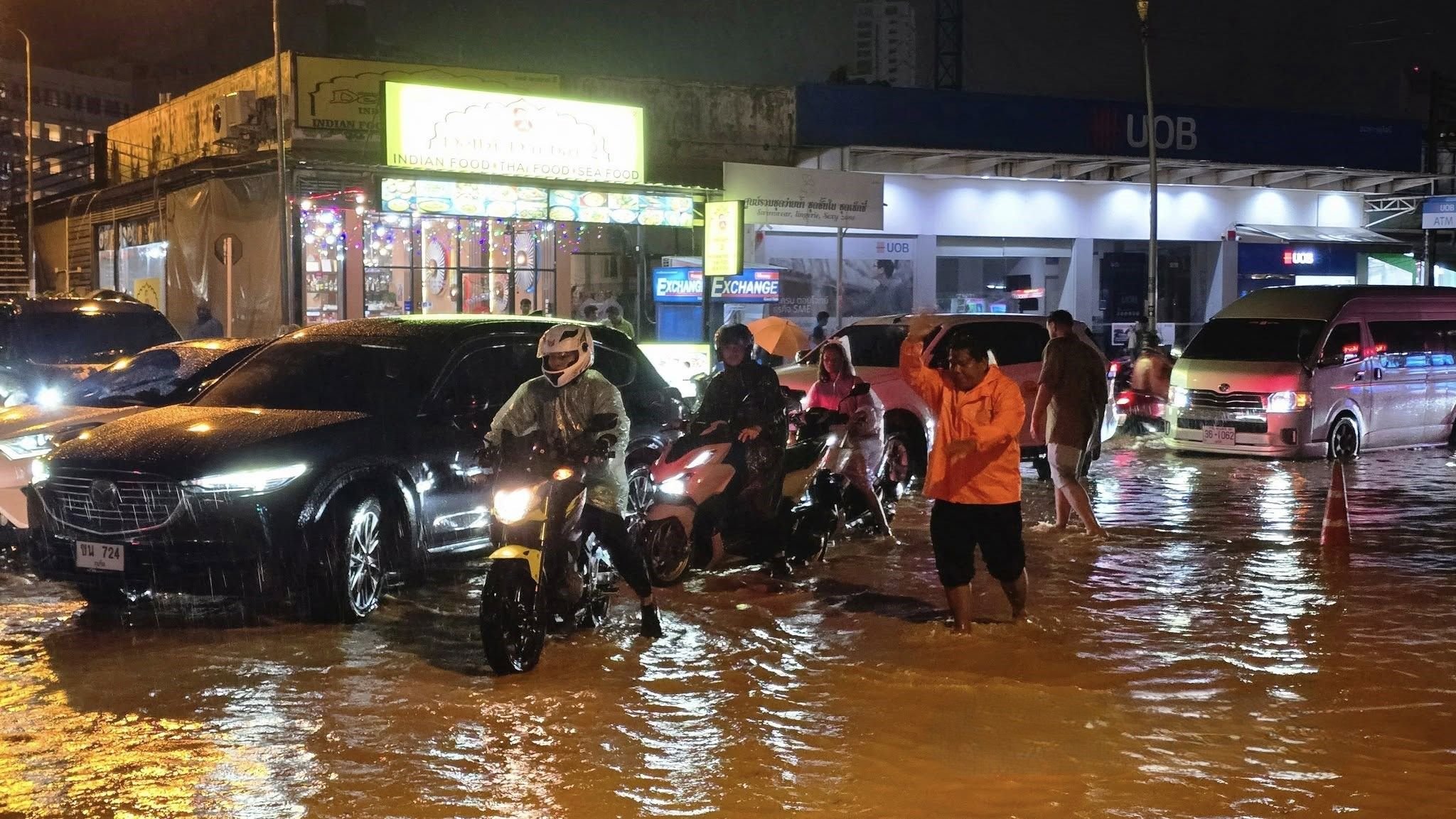 Phuket braces for floods as storm lashes Andaman coast | News by Thaiger