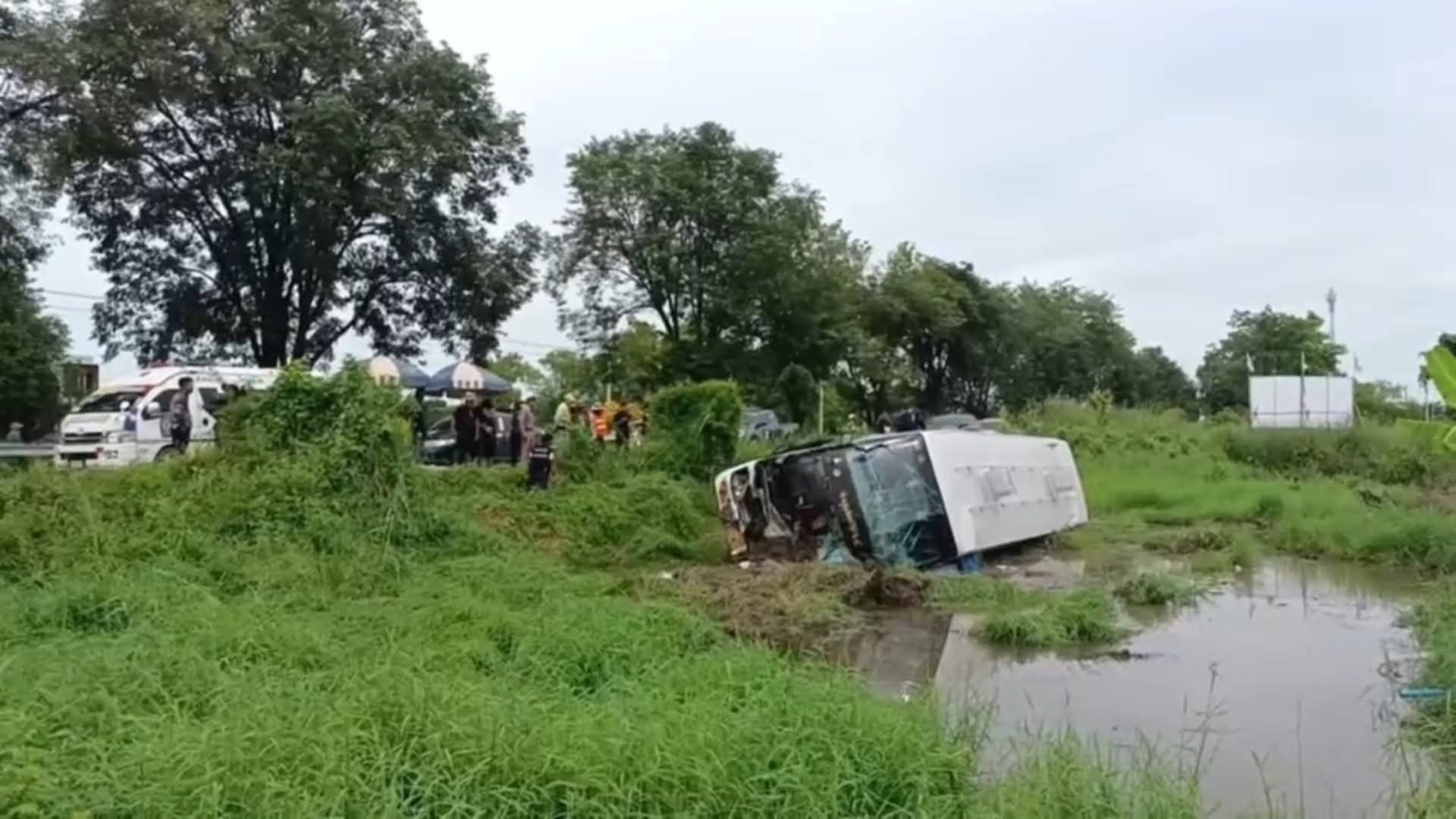 School bus overturns in northern Thailand, students injured | News by Thaiger