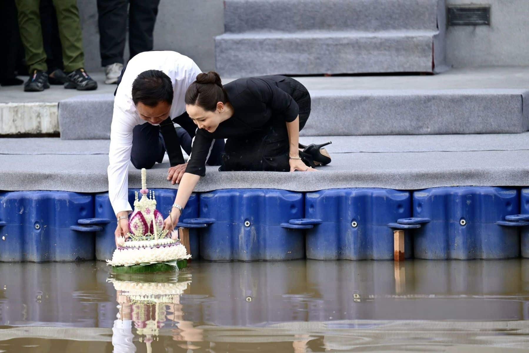 Anutin cracks jokes, floats krathong and shrugs off zipper gaffe | News by Thaiger