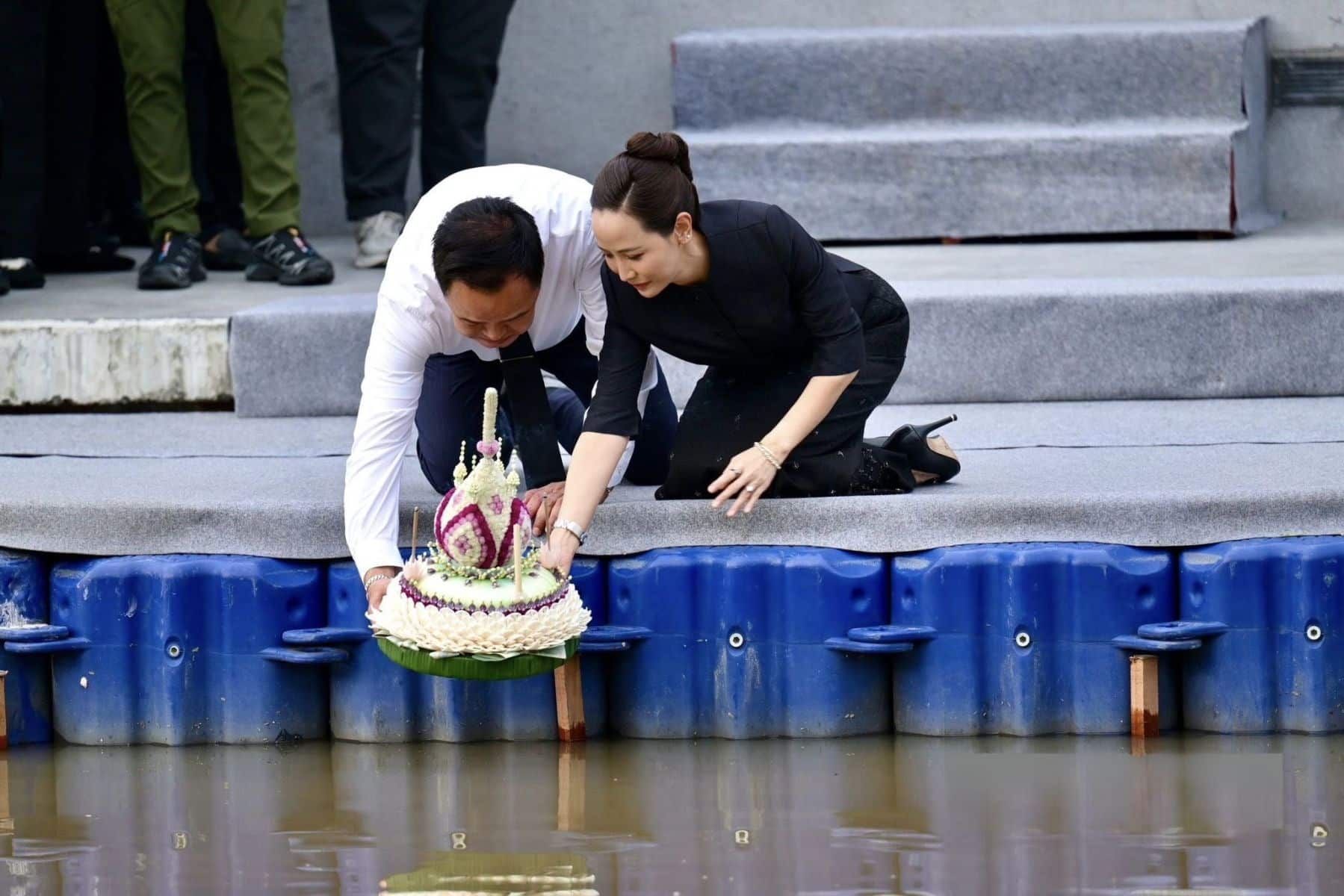 Anutin cracks jokes, floats krathong and shrugs off zipper gaffe | News by Thaiger