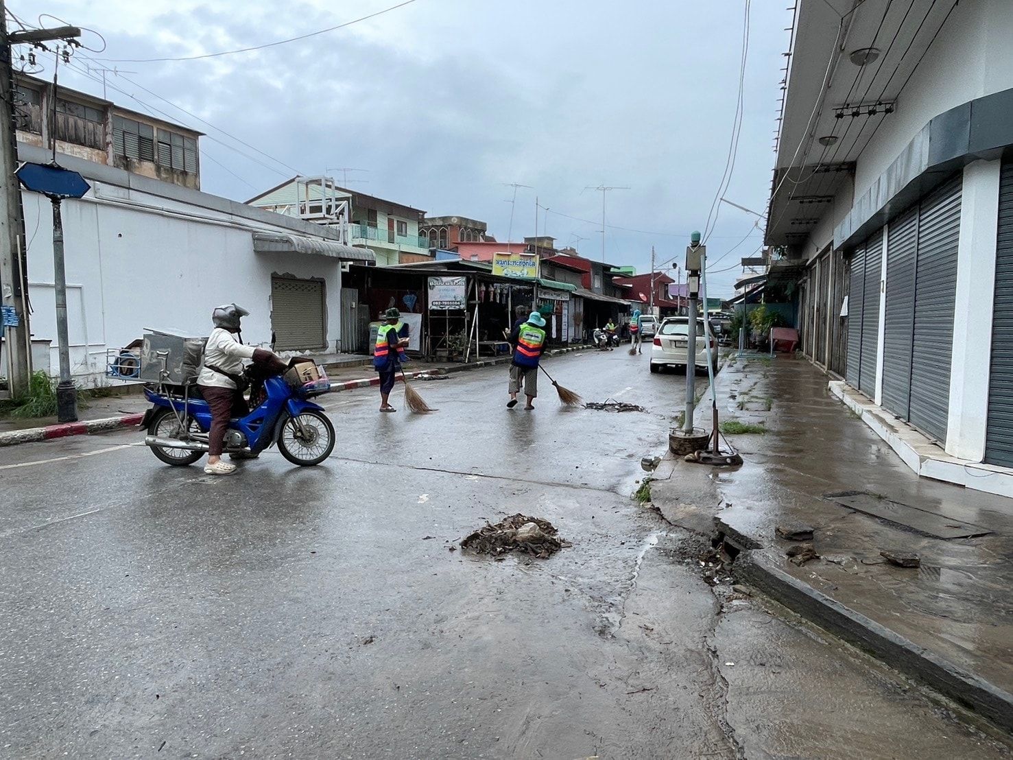 Ang Thong reels as worst flood in decades hits homes and hospital (video) | News by Thaiger