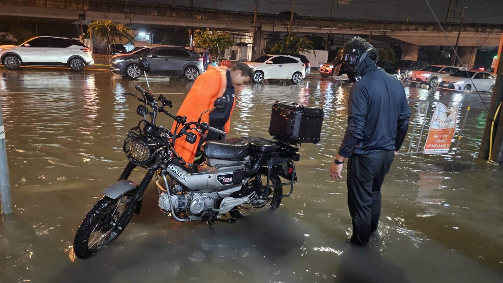 Bangkok battered by floods as cars stall on submerged roads | News by Thaiger