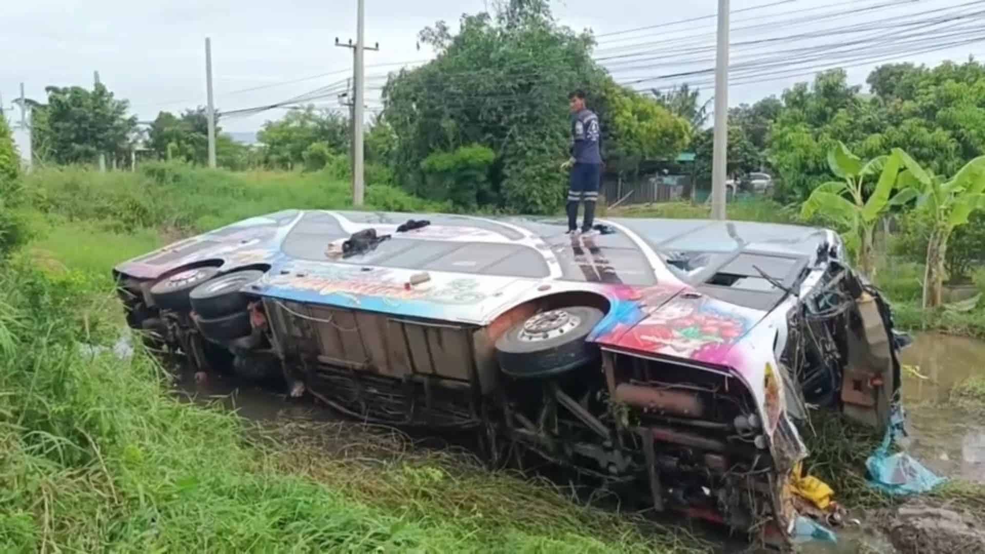 School bus overturns in northern Thailand, students injured | News by Thaiger