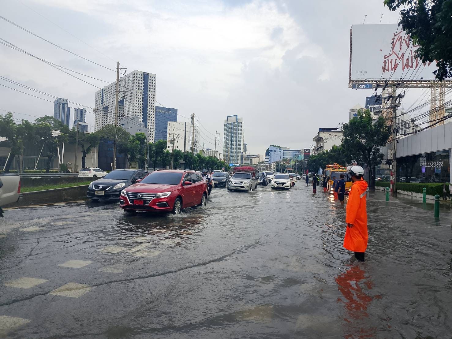 Bangkok road swamped as flash floods bring traffic chaos | News by Thaiger
