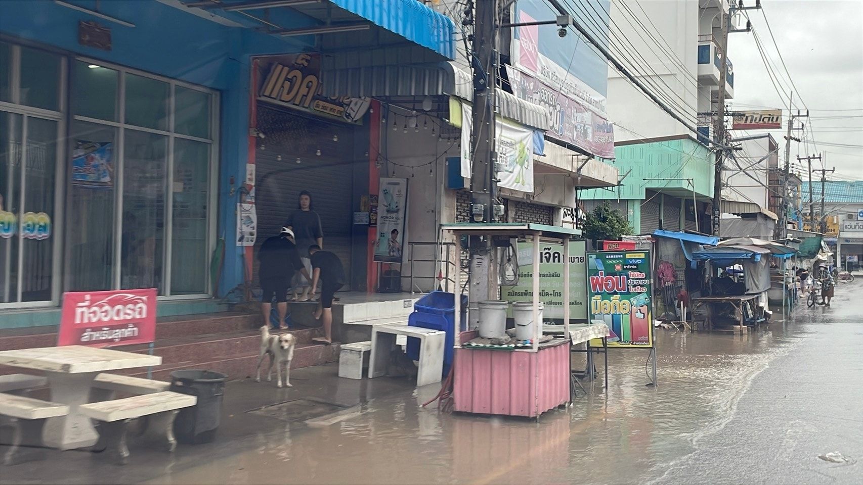 Ang Thong reels as worst flood in decades hits homes and hospital (video) | News by Thaiger