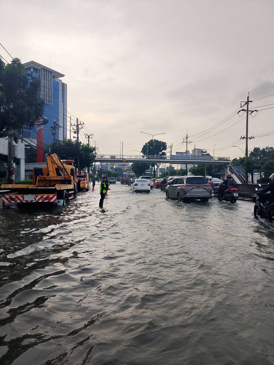 Bangkok road swamped as flash floods bring traffic chaos | News by Thaiger