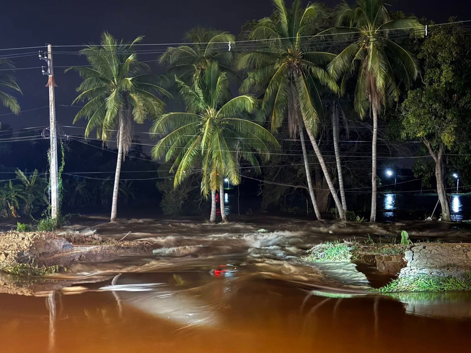 Canal embankment burst sends floodwaters into Sing Buri | News by Thaiger