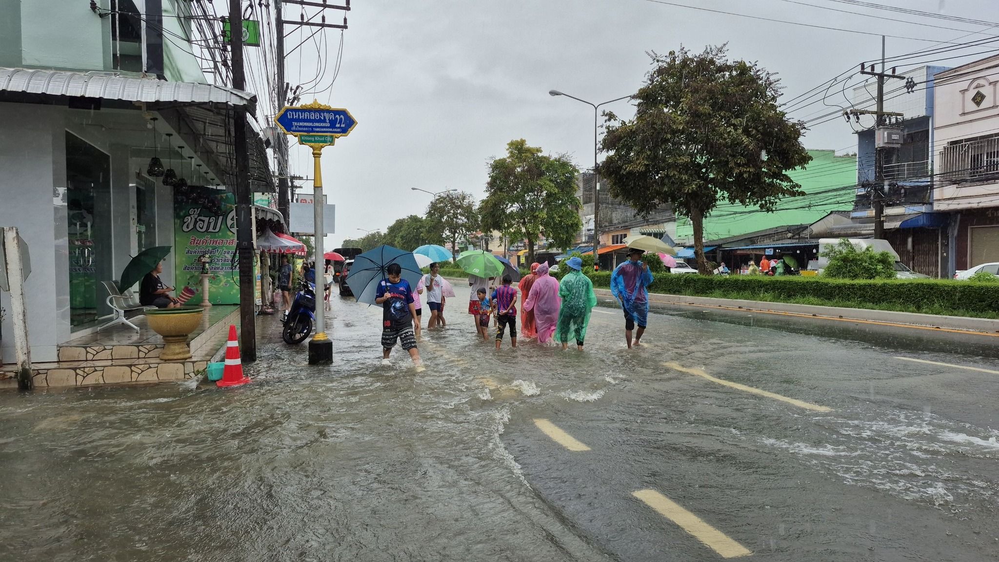 Storms slam southern Thailand as seas rise and chill spreads | News by Thaiger