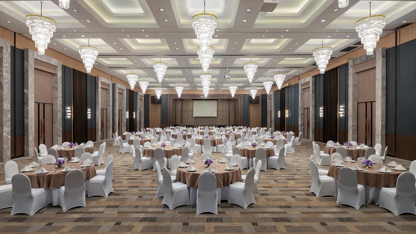 Amari Bangsaen hosts events in its grand ballroom, accommodating up to 1,000 guests.