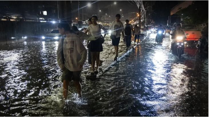 Bangkok battered by floods as cars stall on submerged roads | News by Thaiger