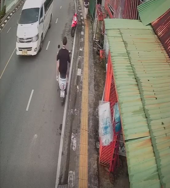 Foreigner steals motorbike in Phuket after petting dog (video) | News by Thaiger