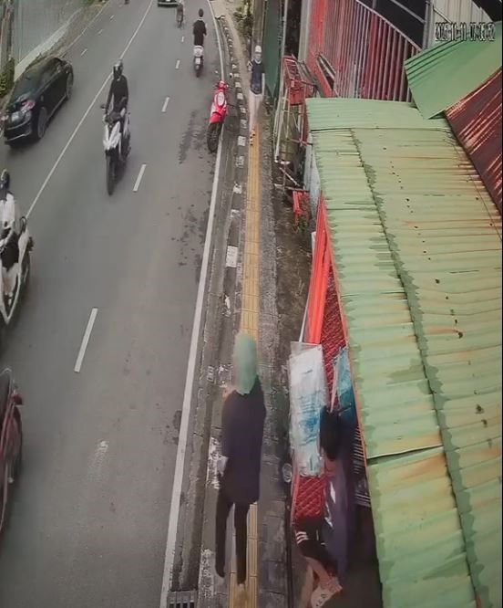 Foreigner steals motorbike in Phuket after petting dog (video) | News by Thaiger