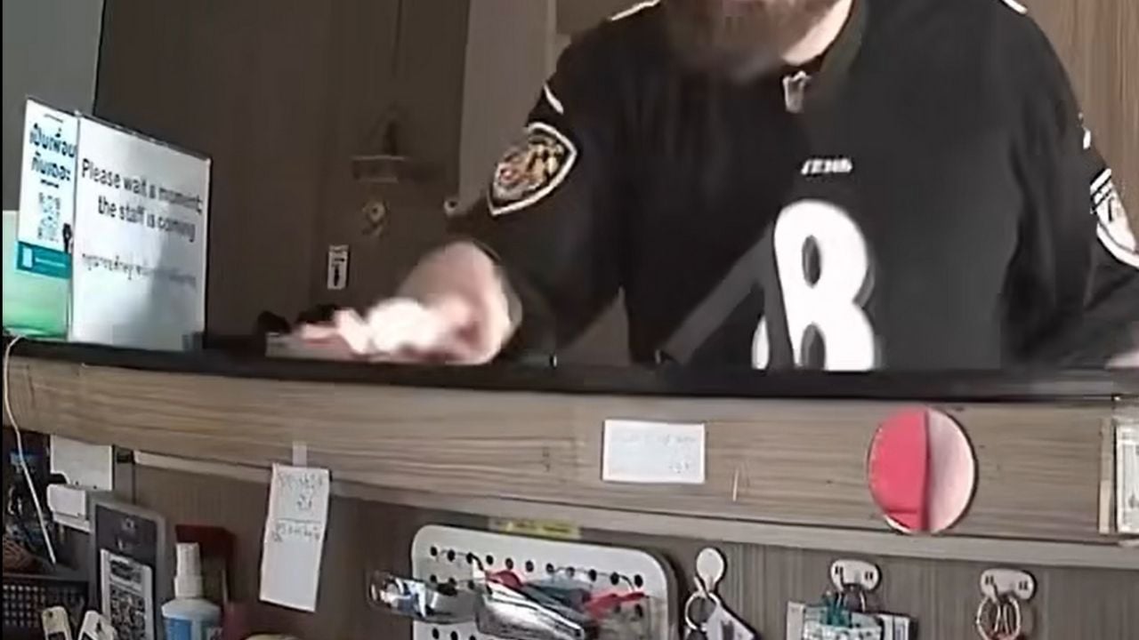 Foreign man threatens Phuket hotel workers