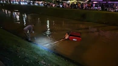 Kenyan woman drives car into Chiang Mai moat on Loy Krathong night | Thaiger