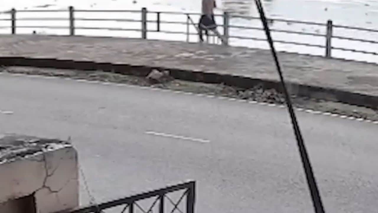 French hero saves Thai woman from Chai Nat river