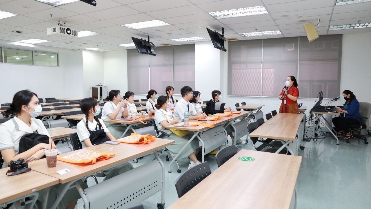 Welcoming new exhange nurses into the Ramathibodi School of Nursing at Mahidol | Photo taken from the Mahidol University website