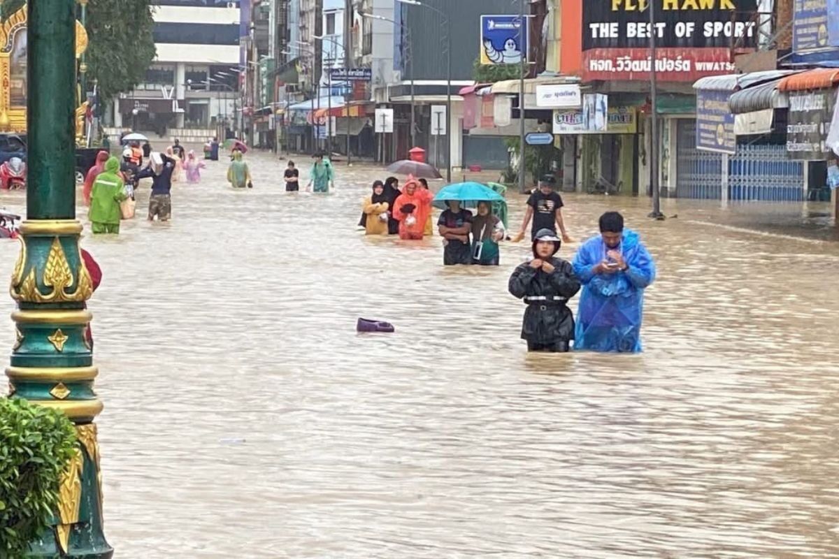 NBTC waives phone and internet charges amid Hat Yai floods | Thaiger