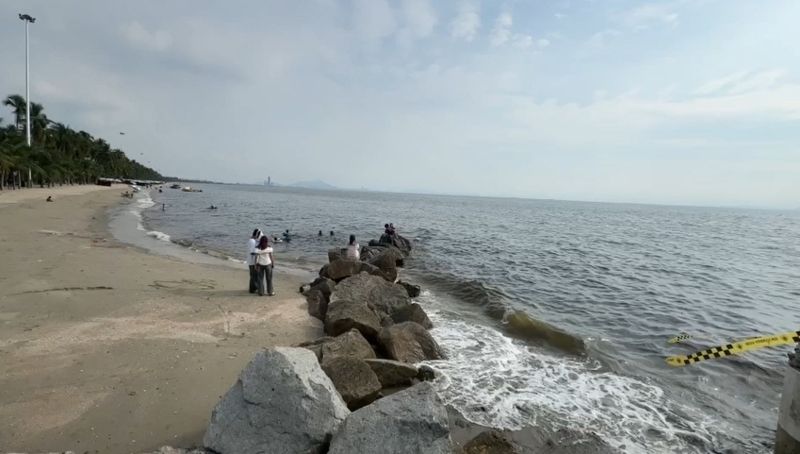 Bang Saen Beach turns black, vendors fear tourist drop | News by Thaiger
