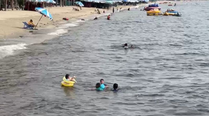 Bang Saen Beach turns black, vendors fear tourist drop | News by Thaiger