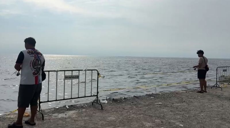 Bang Saen Beach turns black, vendors fear tourist drop | News by Thaiger