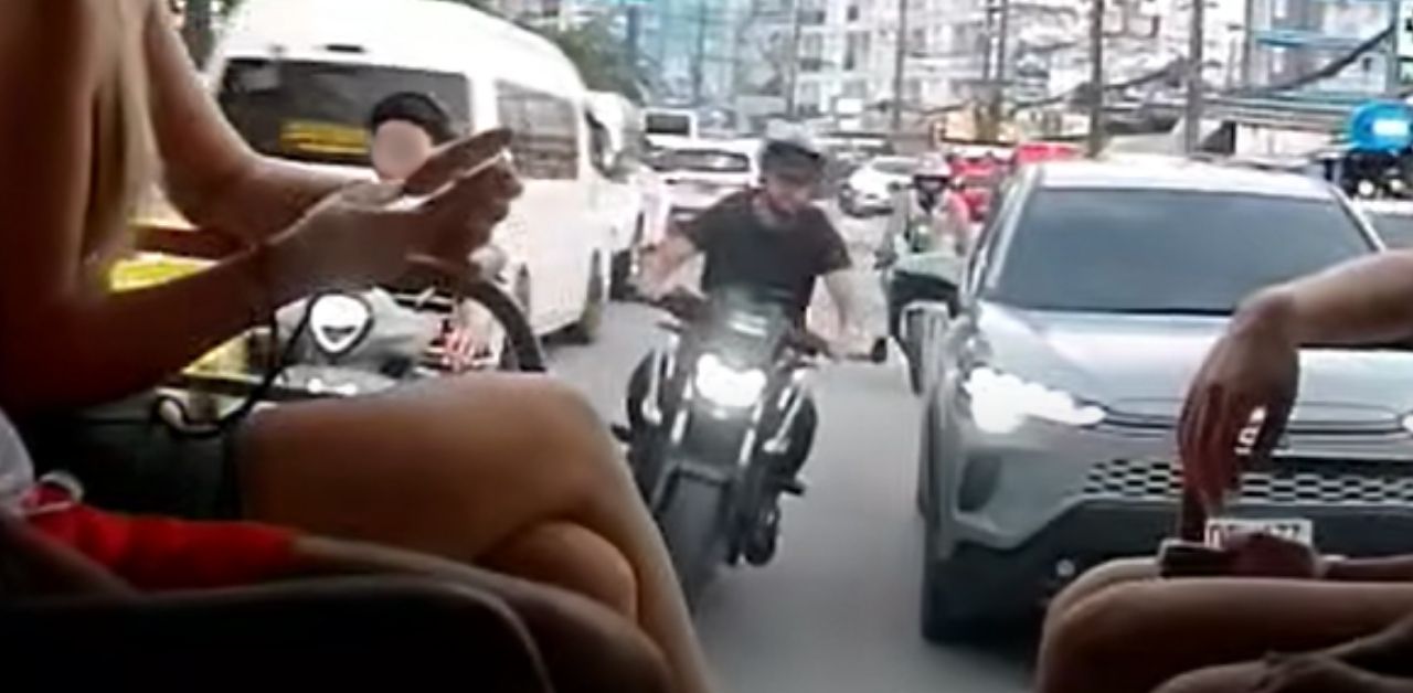 Foreign motorcyclist flees after crashing into 3 vehicles in Phuket | Thaiger