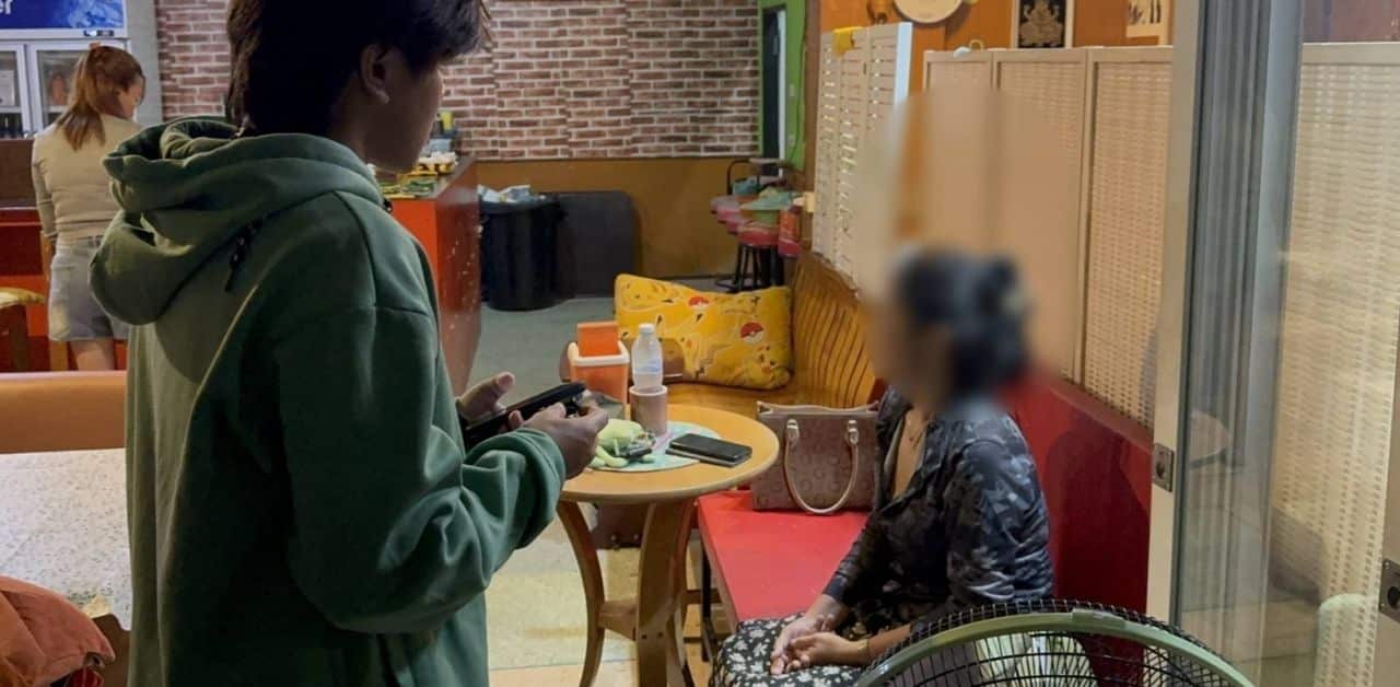 Pattaya restaurant owner helps woamn in rain losing cash