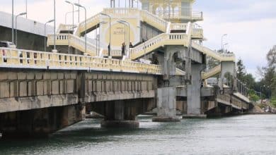 Volunteer divers stunned to find second body in pickup driven off Phuket bridge | Thaiger