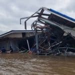 Tugboat hits riverside homes in Nonthaburi, causes 10m baht damage | Thaiger