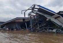 Tugboat hits riverside homes in Nonthaburi, causes 10m baht damage | Thaiger