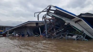 Tugboat hits riverside homes in Nonthaburi, causes 10m baht damage | Thaiger