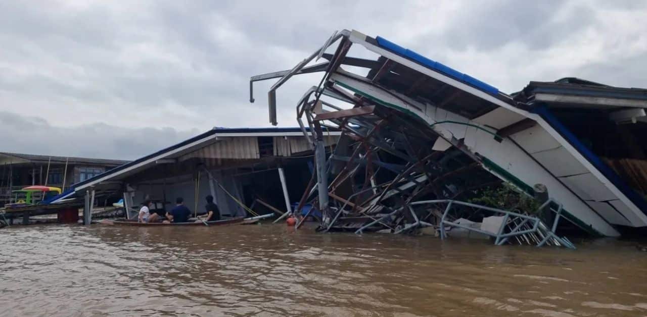 Tugboat hits riverside homes in Nonthaburi, causes 10m baht damage | Thaiger