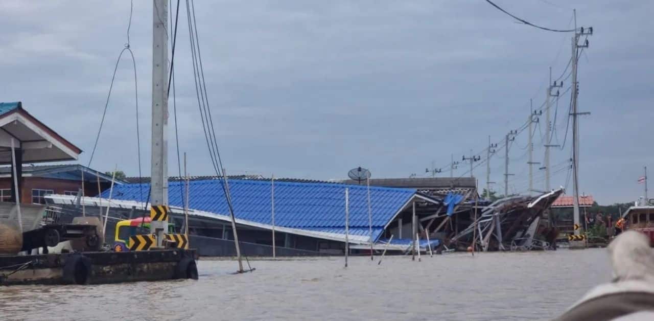 Boat accident damages 3 riverside homes in Nonthaburi