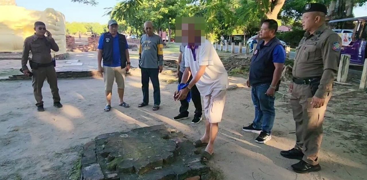 Thai tuk tuk driver steals bag