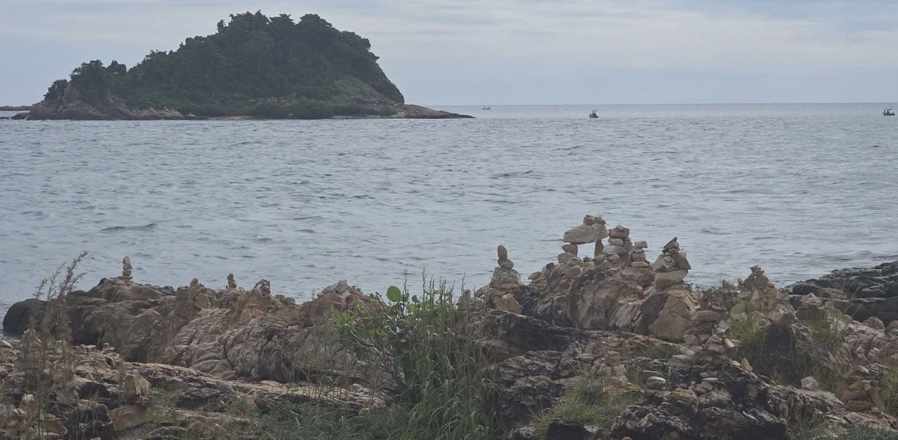 National park urges tourists to stop stacking rocks