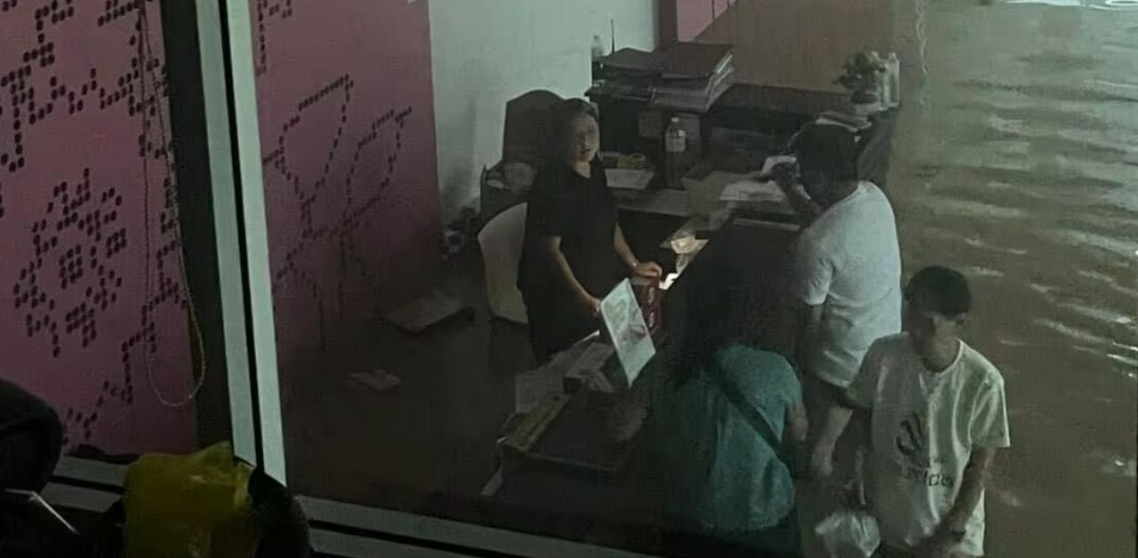 Singaporean family trapped in Hat Yai floods