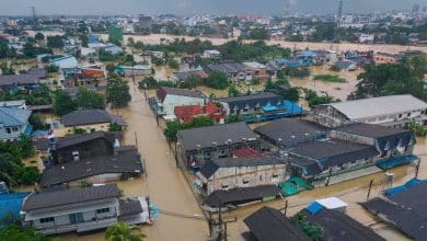 Singaporean family praises Thai hero for helping their father in Hat Yai floods | Thaiger