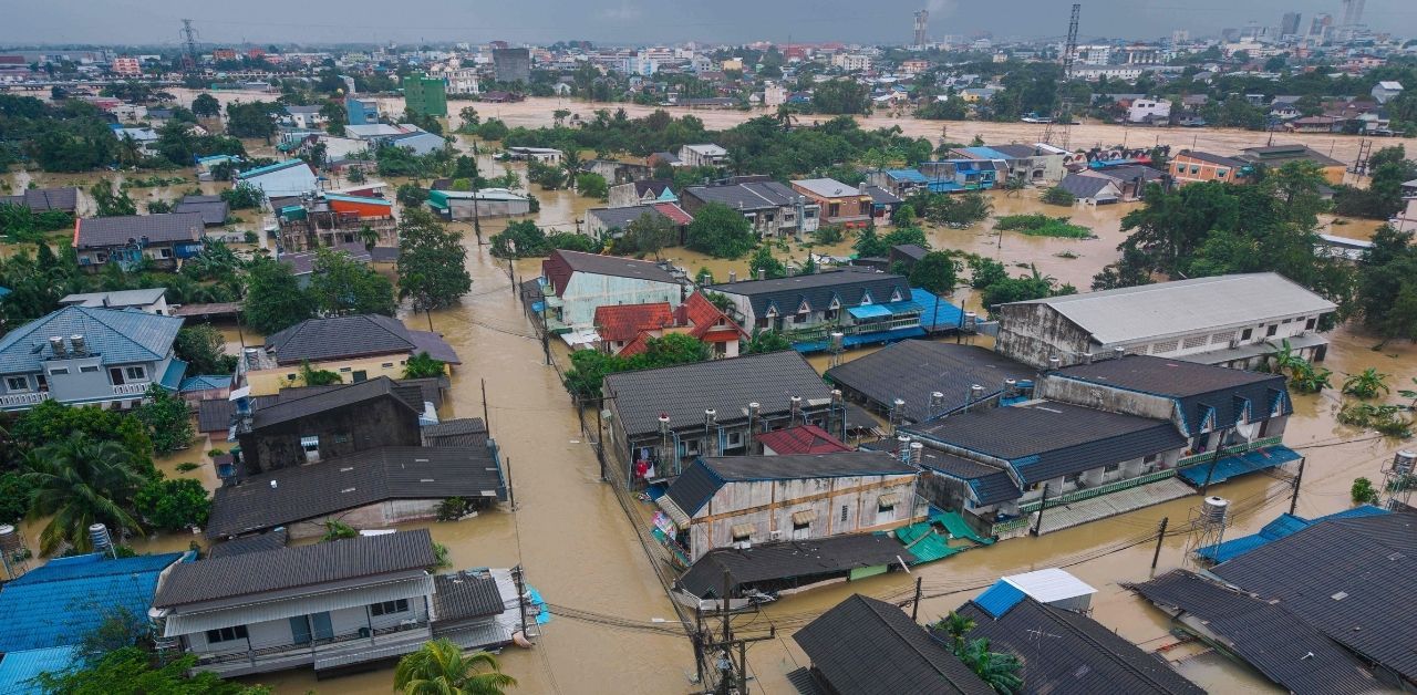 Singaporean family praises Thai hero for helping their father in Hat Yai floods | Thaiger