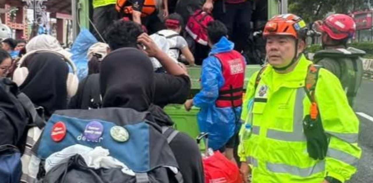 Malaysian rescue team lead cries over severe flood in Hat Yai