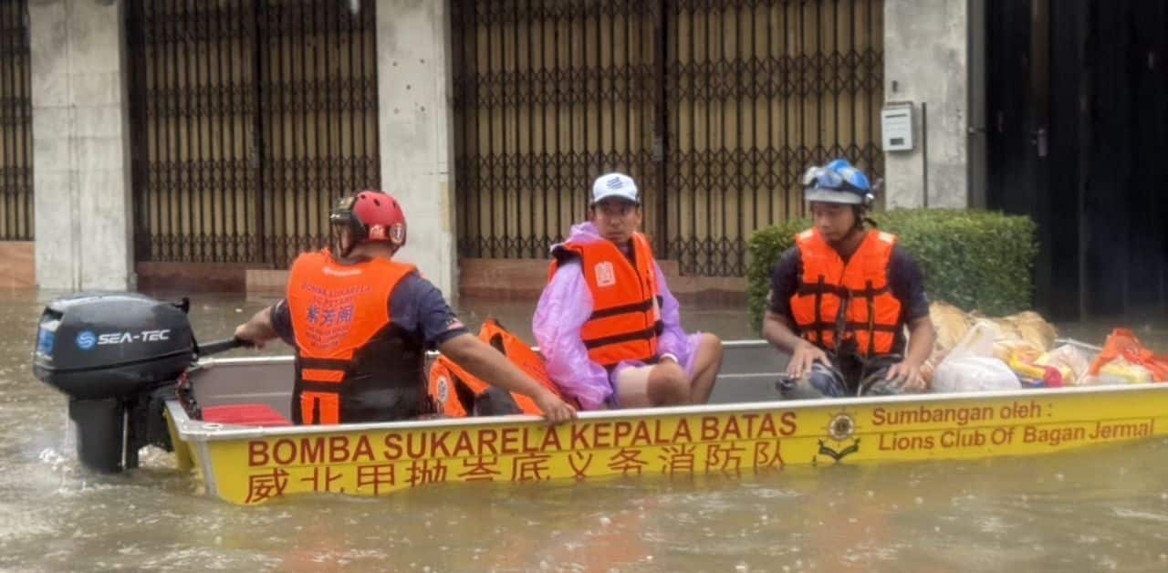 Malaysian rescuers in Hat Yai flooding